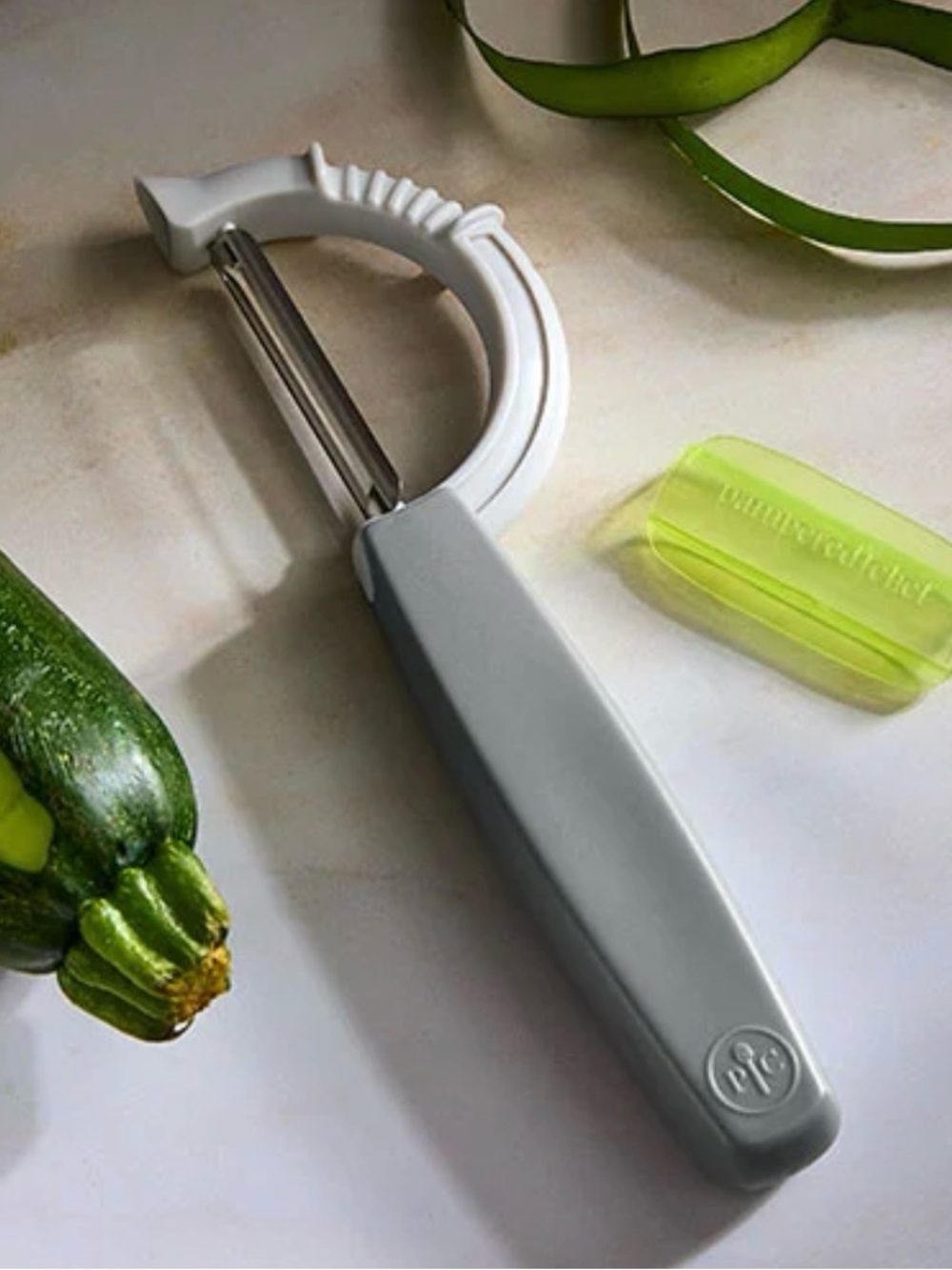 New Pampered Chef Pivoting Peeler with Lime Green Blade Protector